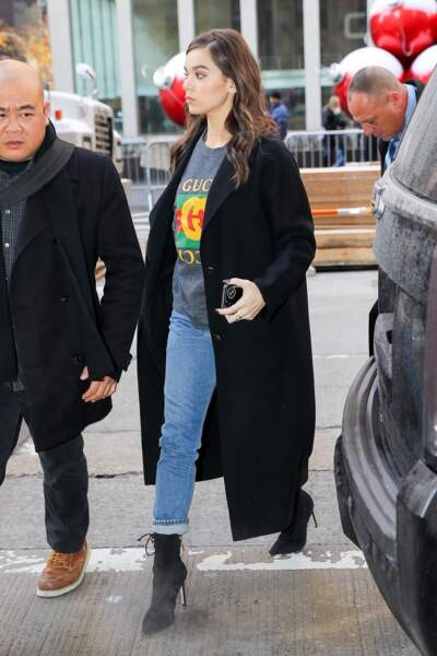 Hailee Steinfeld en long manteau noir et tee shirt Gucci le 14 décembre 2017 à New York