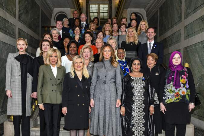 Melania Trump devant et au milieu, on ne voit qu'elle, sublime en robe signée Dior !