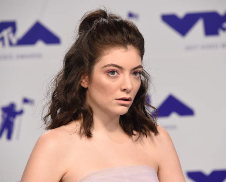 La chanteuse Lorde a déjà vivement réagit face aux commentaires sur son acné sur les réseaux sociaux 