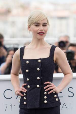Emilia Clarke porte très bien le blond polaire, comme son personnage Daenerys dans la série Game of Thrones
