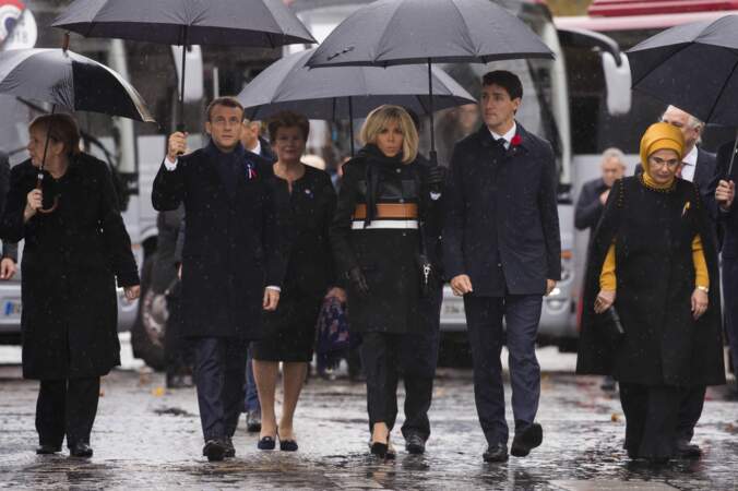 Brigitte Macron portait un manteau Louis Vuitton.