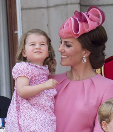 La princesse Charlotte est souvent habillée dans les mêmes tons que sa maman Kate Middleton