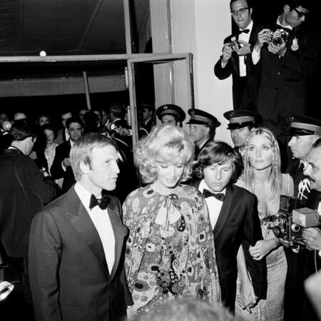 Sharon Tate à Cannes avec une jolie coiffure tressée au bras de son mari Roman Polanski
