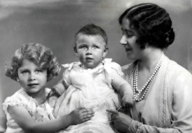 La future Reine Elisabeth, sa soeur Margaret et leur mère
