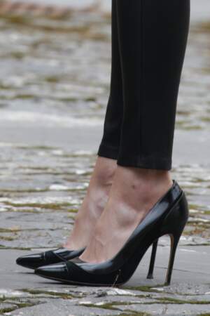 La reine Letizia d'Espagne porte son slim en cuir avec des escarpins hauts très chic
