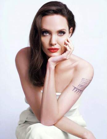 Un regard pétillant comme Angelina Jolie avec un crayon éclat