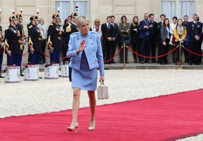 Brigitte Macron en un tailleur bleu lavande accompagné d'une veste à double boutonnage le 14 mai dernier.
