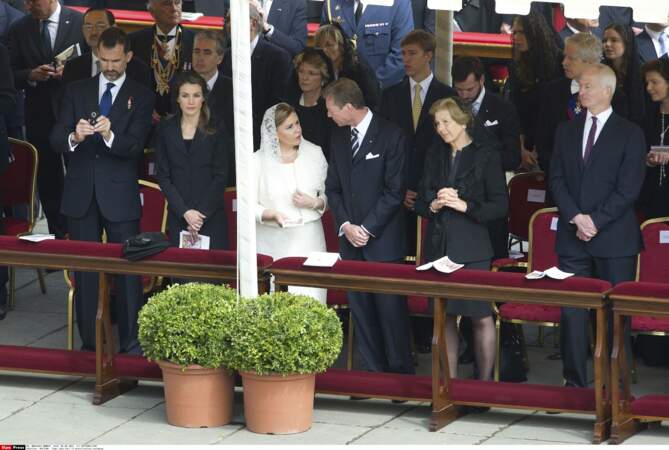 Felipe et Letizia d'Espagne en noir avant qu'ils ne soient souverains, tandis que la grande duchesse est en blanc