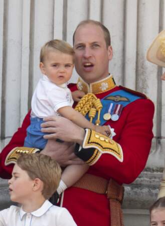 Le Prince William portant son fils le Prince Louislors de la parade Trooping the colour en 2019