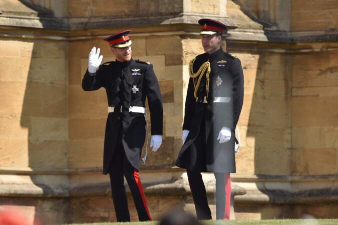 Sa tenue rappelle les uniformes de son père et de son oncle, les princes William et Harry