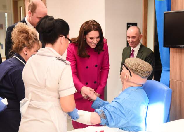 Kate Middleton, enceinte, vêtue d'un manteau rose signé Mulberry lors d'une visite à Coventry (Angleterre)