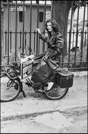 Fanny Ardant en velomoteur dans Paris en 1980