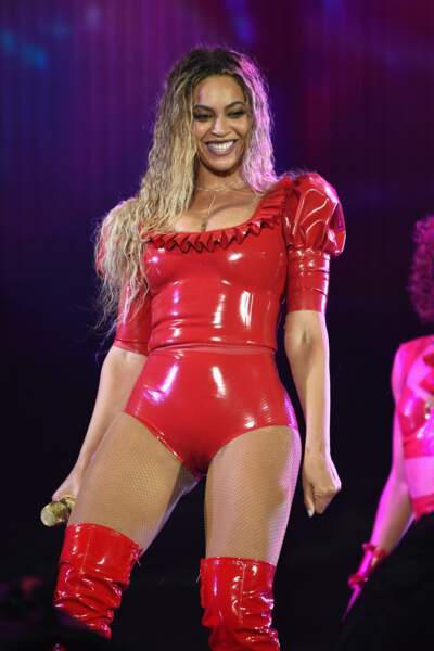 Beyoncé en concert en rouge plastique