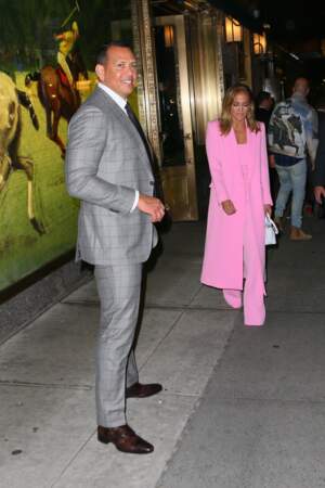 Pour l'occasion, Jennifer Lopez portait un costume rose flashy