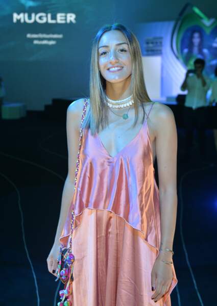 Un ombré blond pour la blogueuse Kenza Sadoun lors de la soirée de lancement du parfum Aura de Mugler