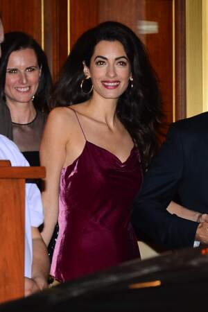 Amal Clooney, sublime en robe en velours