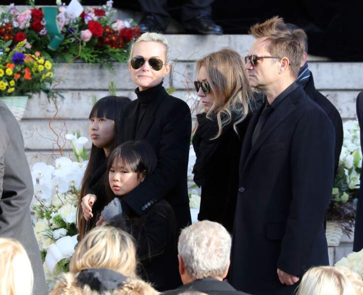 Laeticia, Jade, Joy épaulées par David et Laura Smet - Convoi funéraire de Johnny Hallyday à l'église de Madeleine