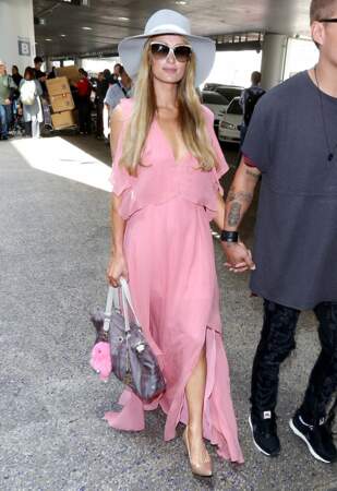 Paris Hilton en robe longue et fluide rose