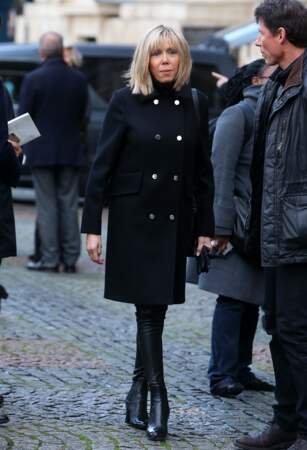 Brigitte Macron est coutumière du cuir, comme ici avec un slim noir et des bottines pour un total look dark.