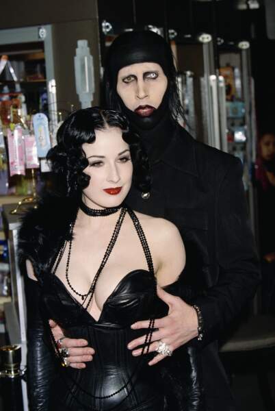 Dita Von Teese se fait connaître du grand public par sa relation avec le chanteur Marilyn Manson en 2001