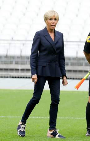 Brigitte Macron ne jure que par les jeans slim.