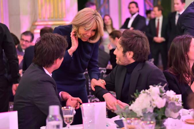 Moment de complicité entre Brigitte Macron et Vianney