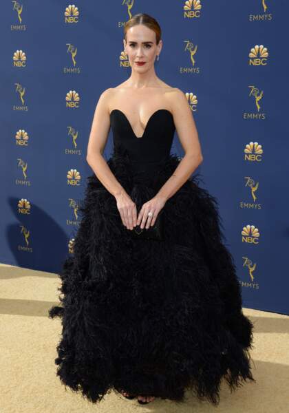 Sarah Paulson portait une robe Oscar de la Renta, une pochette Tyler Ellis et des bijoux Tiffany & Co.