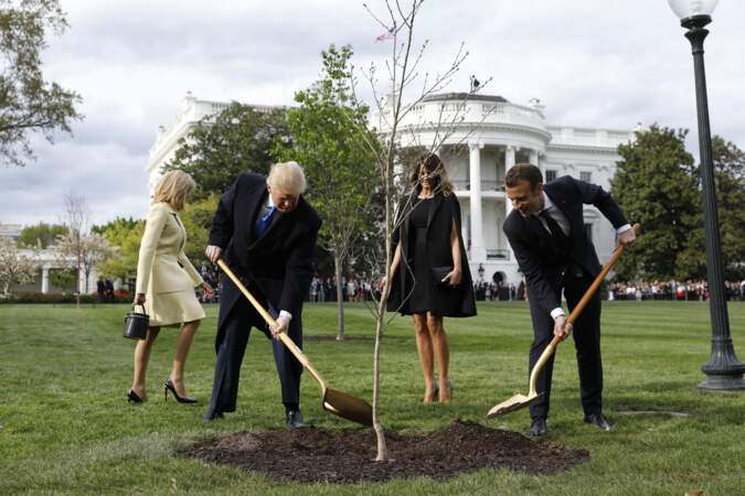 Ils ont planté un chêne, symbole de leurs relations cordiales.