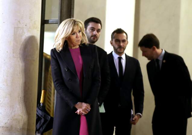 Brigitte Macron, dans le froid, sur le perron de l'Elysée ce 23 janvier
