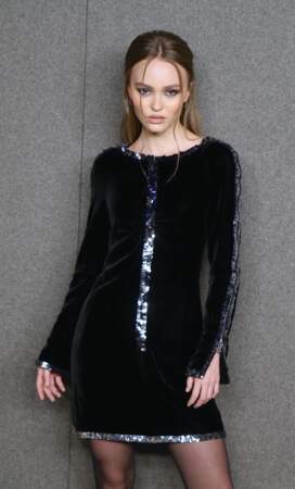 Lily-Rose Depp en robe courte scintillante chez Chanel