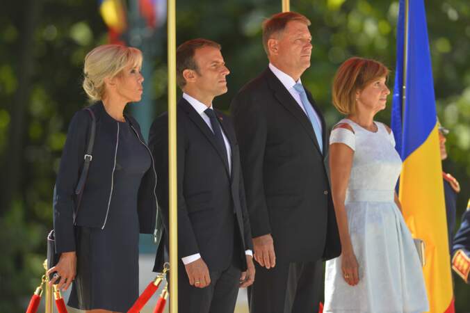 Brigitte Macron très concentrée en veste et robe sombres
