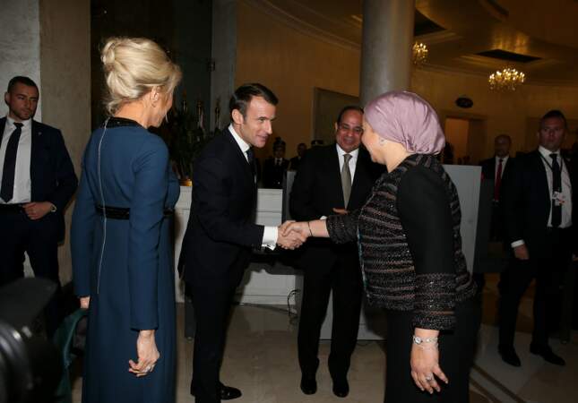 Brigitte Macron arbore son fameux chignon sophistiqué en Egypte