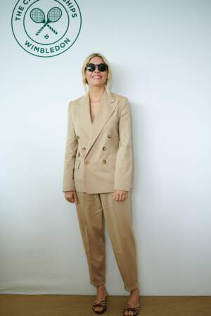 Sienna Miller avait misé sur un costume beige très féminin signé Ralph Lauren Collection pour Wimbledon.