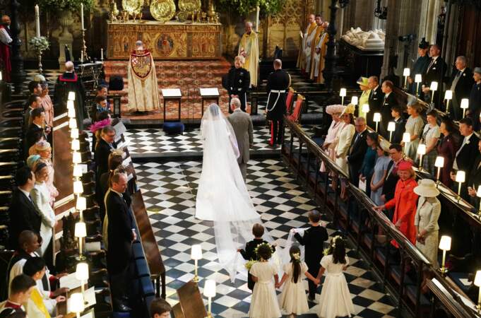 Meghan, au bras du prince Charles, rejoint Harry devant l'autel pour la cérémonie de son mariage, le 19 mai 2018