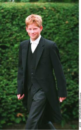 Harry, en costume à queue de pie, fait sa rentrée au prestigieux collège d'Eton, en 1998