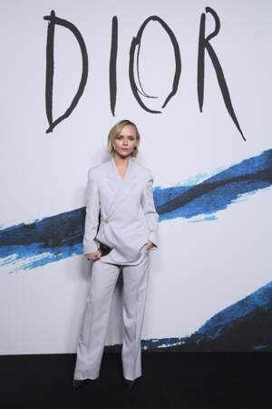 Christina Ricci en costume blanc chic chez Dior Homme