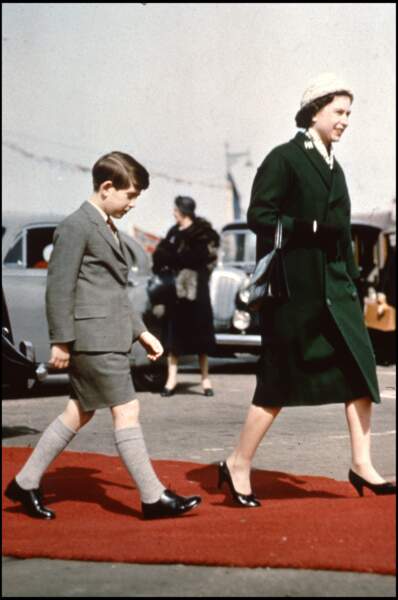 La reine Elizabeth II d'Angleterre avec son fils le prince Charles en 1960