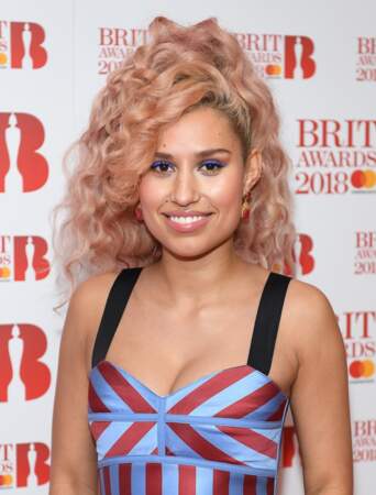 La chanteuse Britannique Raye a dévoilé de belles boucles rose blush lors des Brti Awards 2018