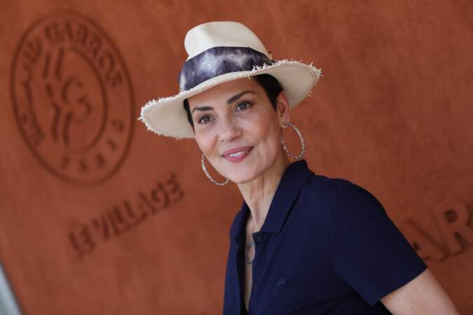 Cristina Cordula adopte le chapeau de paille avec des créoles.