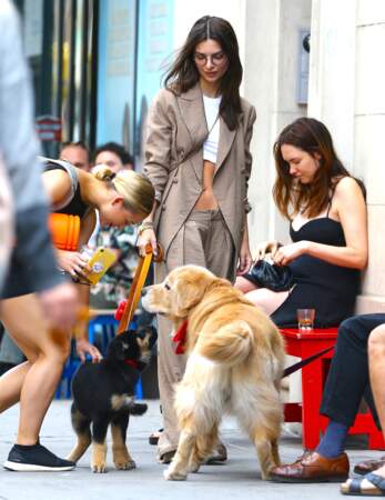 Emily Ratajkowski a affiché ses abdos saillants durant cette promenade avec son chien