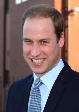 Le prince William, plus brun qu'avant, tente de ramener ses cheveux sur la tête