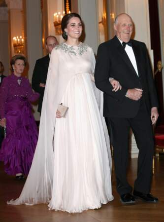 Kate Middleton en Alexander McQueen au palais royal à Oslo le 1er février 2018