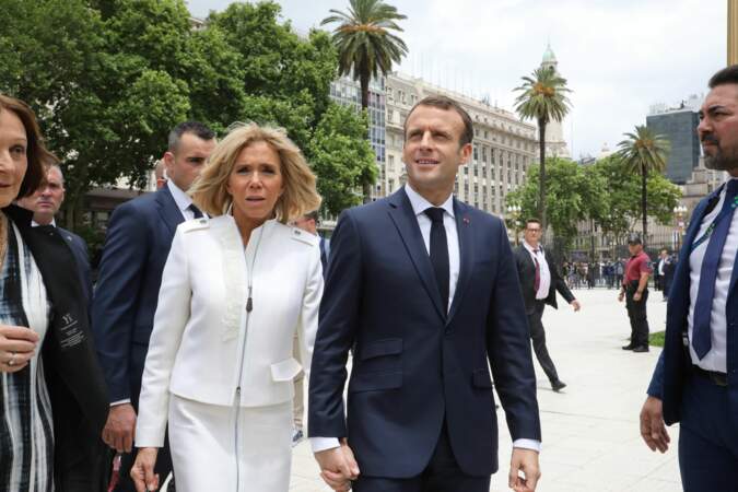Brigitte Macron renoue avec la jupe courte et la veste perfecto blanche chic