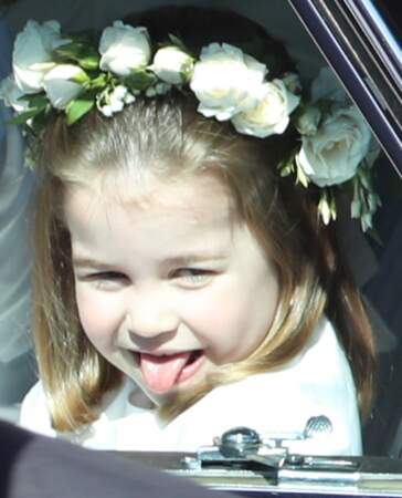 La princesse Charlotte tire la langue durant le mariage de Meghan Markle le 19 mai 2018
