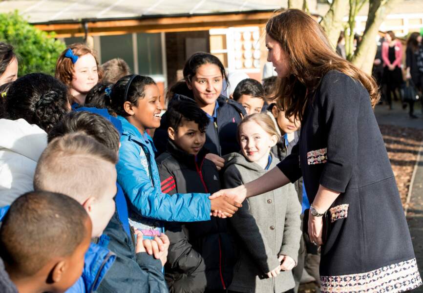 La duchesse salue les enfants présents à la Barlby Primary School de Londres
