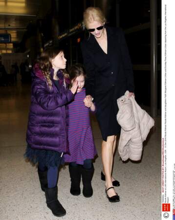 Nicole Kidman avec ses deux filles, Faith et Sunday, à l'aéroport de Los Angeles