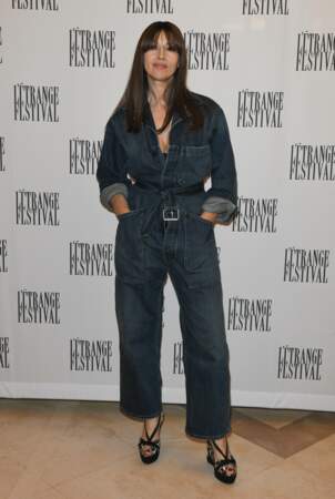 La combinaison en jean Dior de Monica Bellucci est portée avec des sandales à plateforme.