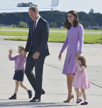 La famille à l'aéroport d'Hambourg après leur visite officielle en Allemagne.