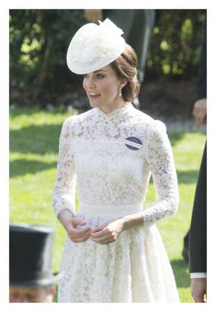 L'encolure montante de la robe de Kate Middleton au Royal Ascot, le 20 juin 2017