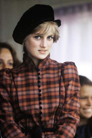Diana en tartan Catherine Walker lors des Braemar Games en Ecosse le 1er septembre 1981